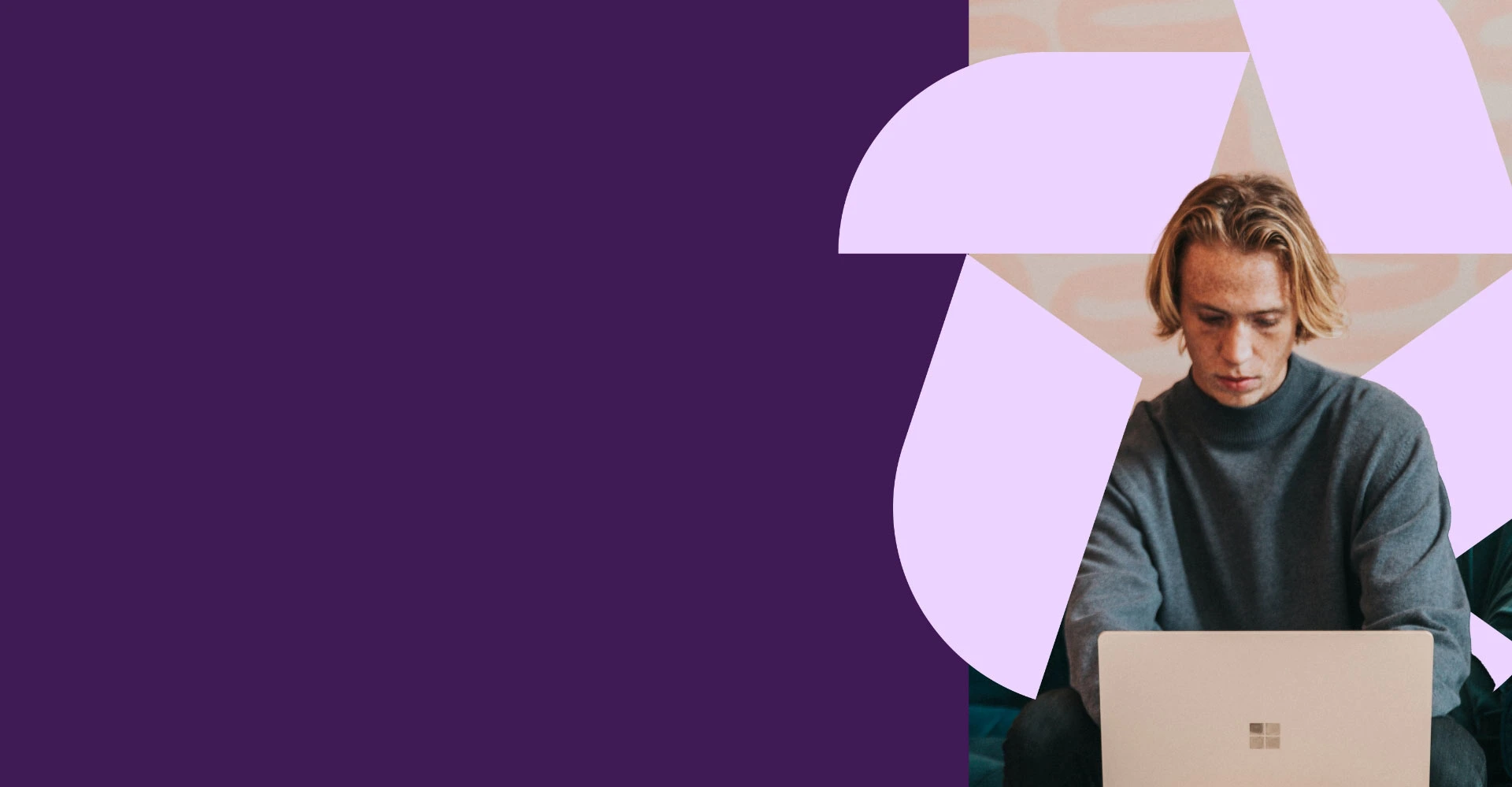 Homme travaillant sur ordinateur fond violet